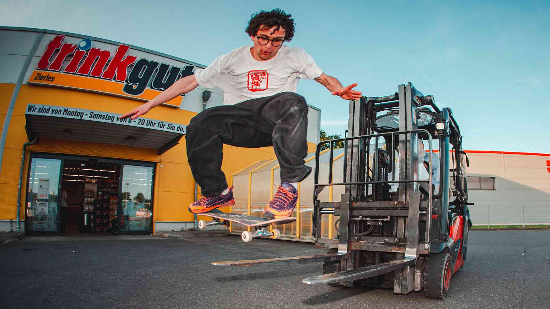 Skater mit einem Gabelstapler